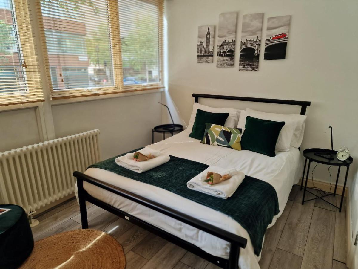 2 Bedrooms Flat In Great Location! London Eksteriør billede