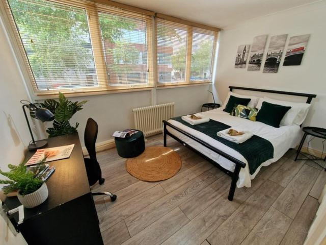2 Bedrooms Flat In Great Location! London Eksteriør billede