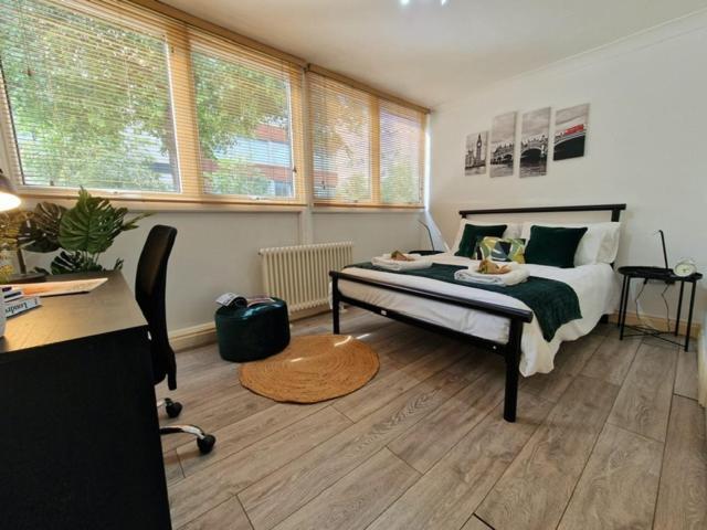 2 Bedrooms Flat In Great Location! London Eksteriør billede
