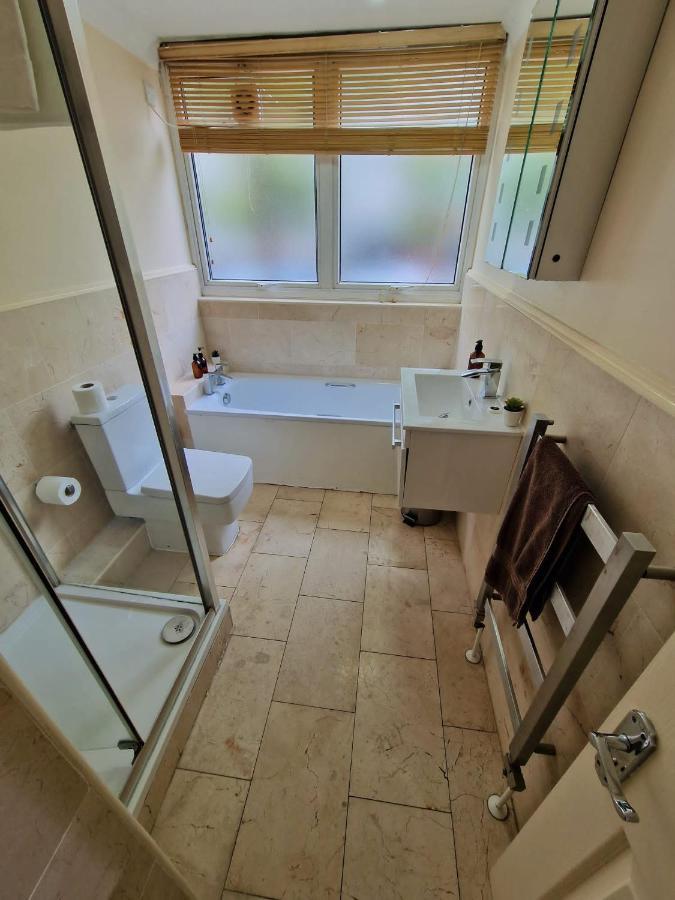 2 Bedrooms Flat In Great Location! London Eksteriør billede